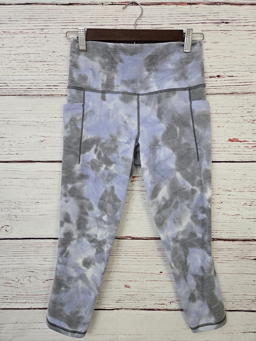 Athleta Salutation Stash Pocket II Capri Leggings Gray Tie Dye Size Small